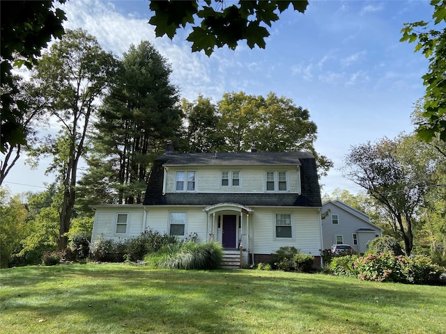 view of front property featuring a front lawn