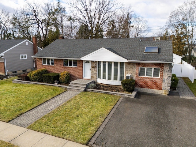 single story home with a front yard