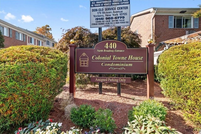 view of community / neighborhood sign