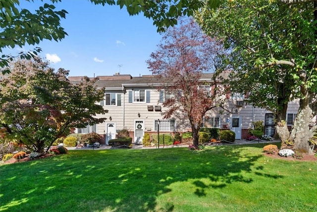 view of front of home featuring a front yard