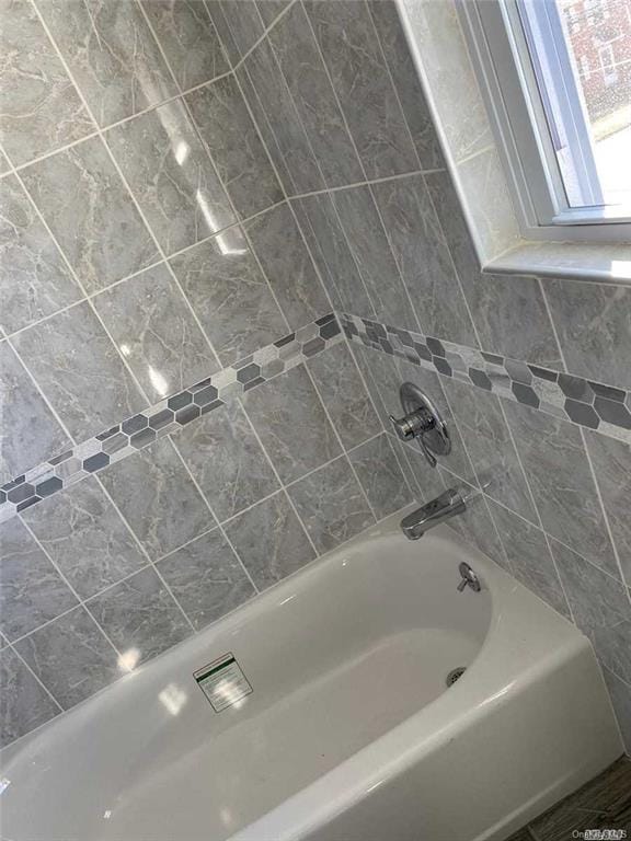 bathroom with tub / shower combination