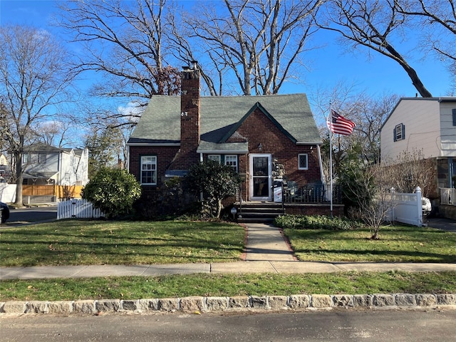 view of front of home featuring a front yard