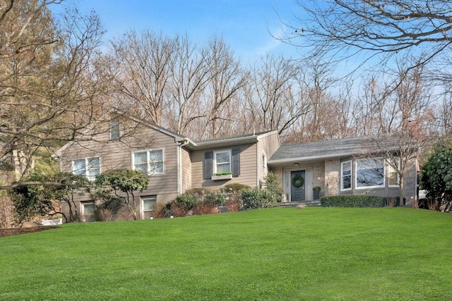 view of front facade featuring a front yard