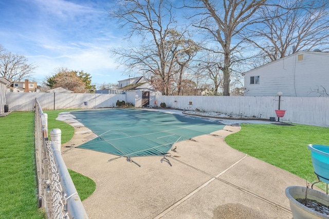 view of swimming pool with a yard