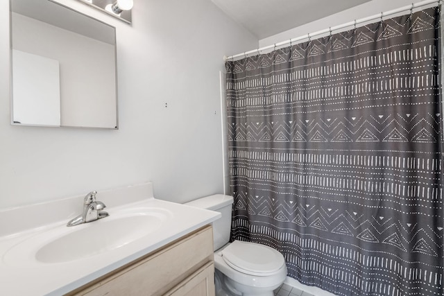 bathroom featuring a shower with shower curtain, vanity, and toilet