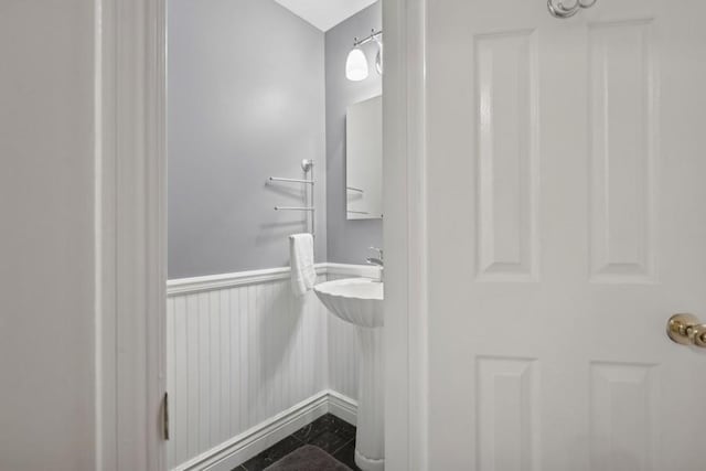 bathroom featuring sink