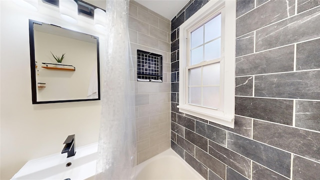 bathroom with tiled shower / bath combo