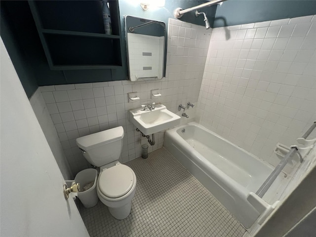 full bathroom featuring sink, tile walls, tile patterned flooring, toilet, and tiled shower / bath