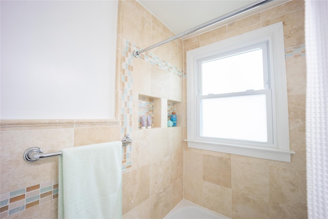 bathroom with shower / bath combo