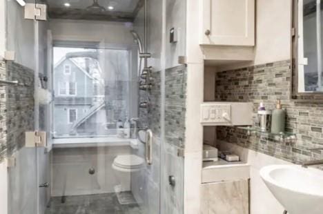 bathroom featuring vanity and decorative backsplash