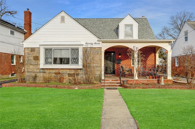 view of front facade featuring a front lawn