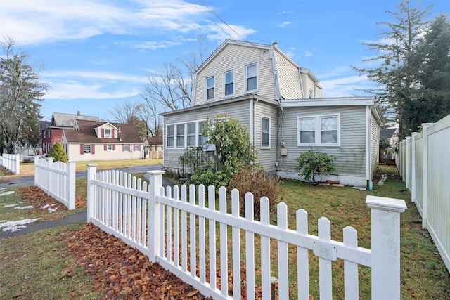 view of front of property featuring a front yard