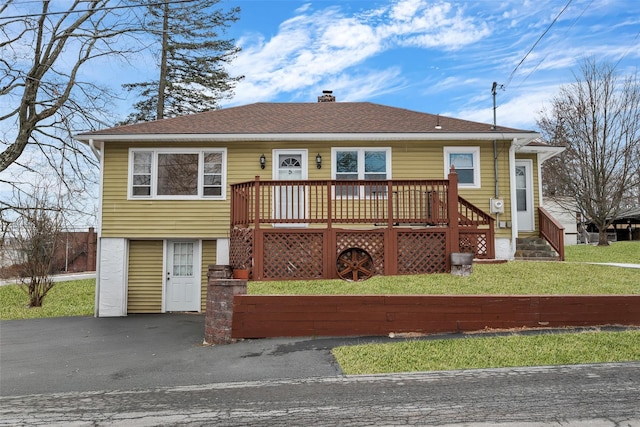 view of front of house featuring a front lawn