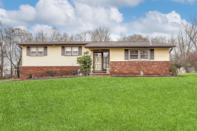 single story home featuring a front yard