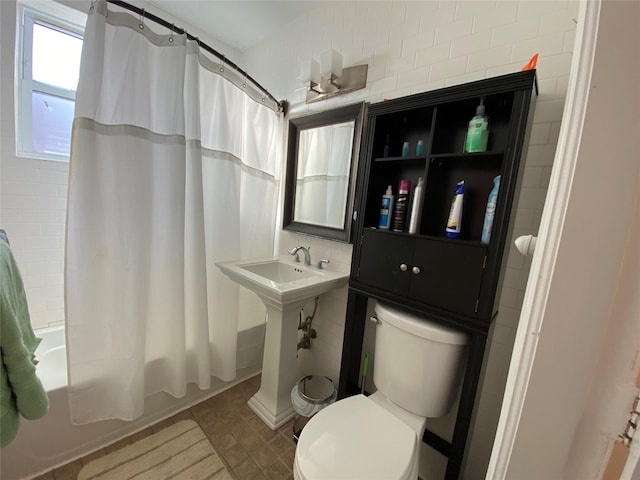 bathroom featuring toilet and shower / bath combo with shower curtain