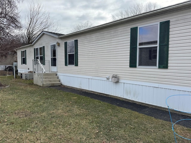 view of side of property featuring a lawn