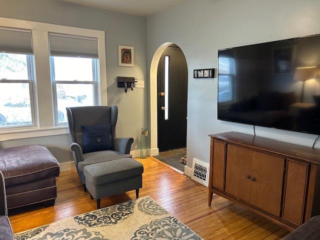 sitting room with light hardwood / wood-style floors