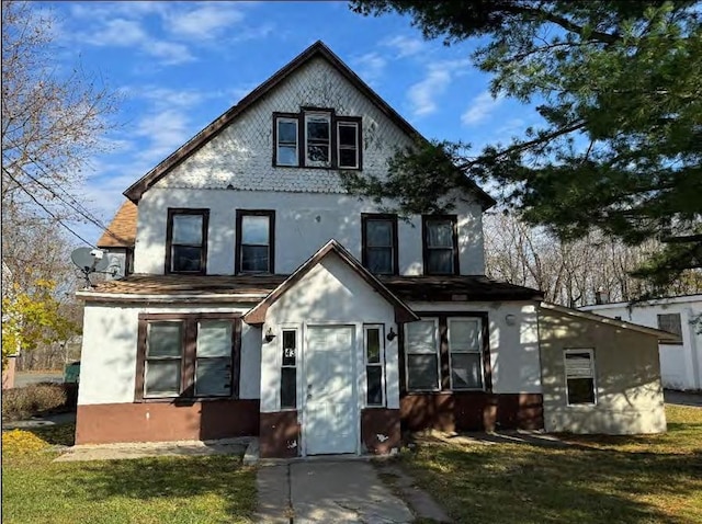 view of front of property featuring a front lawn