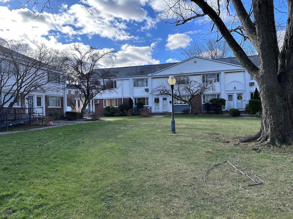 view of front of house featuring a front yard