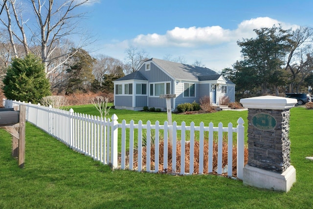 view of front of property with a front yard