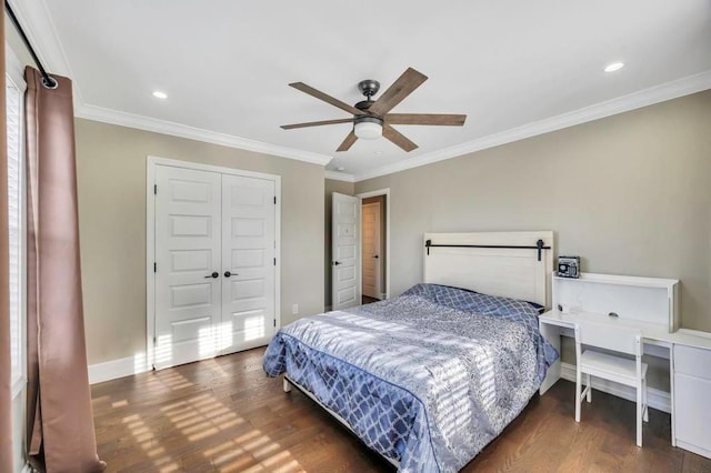 bedroom featuring ceiling fan, ornamental molding, dark wood-type flooring, and a closet