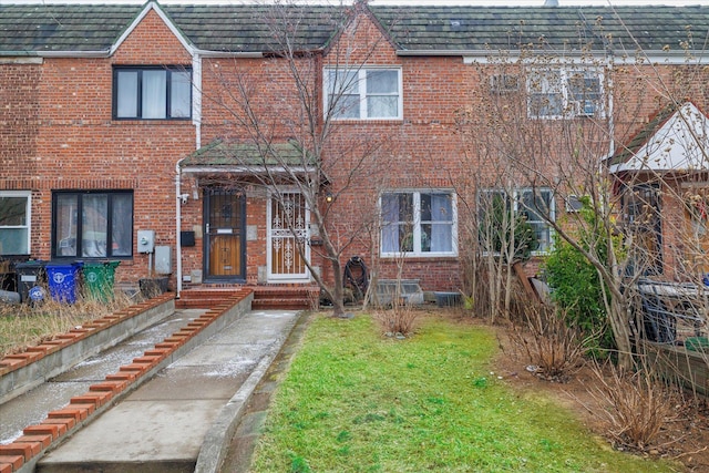 view of front of house with a front yard