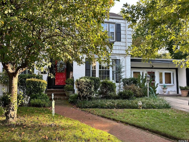 view of front of home with a front lawn