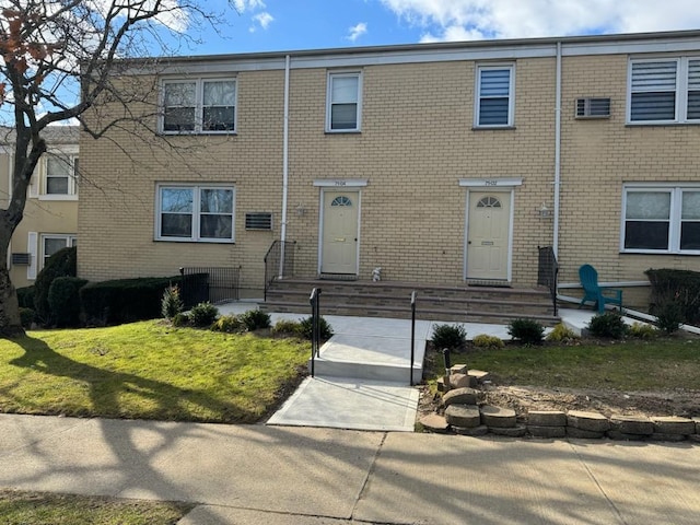 view of front facade featuring a front yard