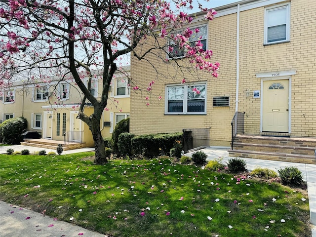 71-04 Little Neck Pkwy Unit 134A, Bellerose, NY 11426 - townhome / multi-family property featuring brick siding and a front yard