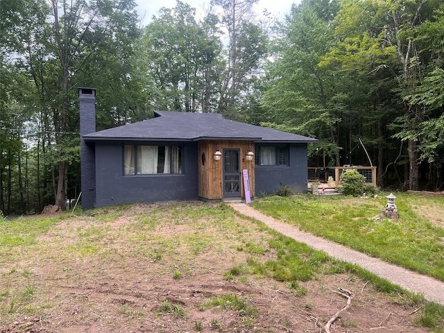 view of front of home with a front yard