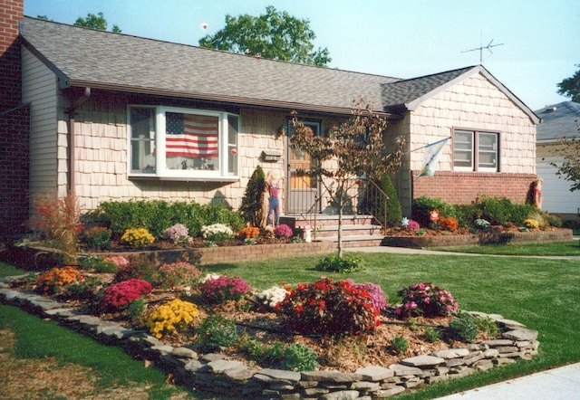 view of front of home with a front lawn