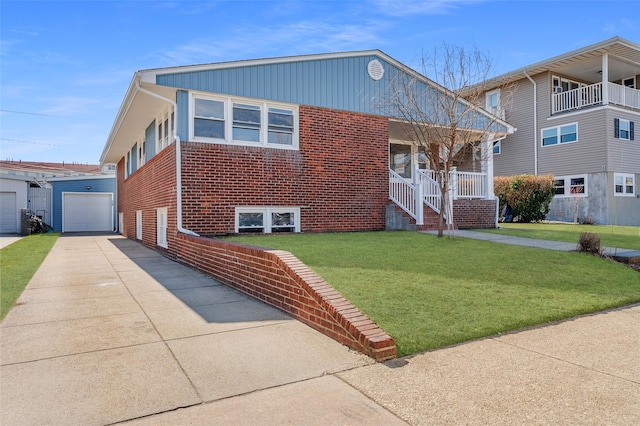 view of front of home featuring a garage, a porch, and a front yard