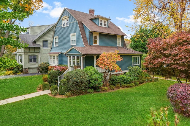 view of front facade with a front yard