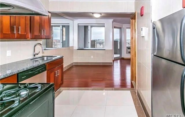 kitchen featuring appliances with stainless steel finishes, extractor fan, plenty of natural light, and sink