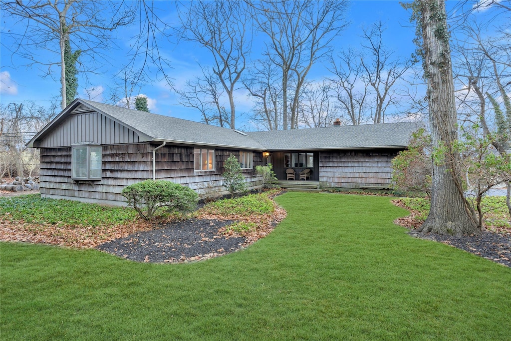 view of front of house with a front lawn