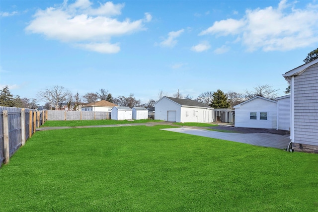 view of yard featuring an outdoor structure