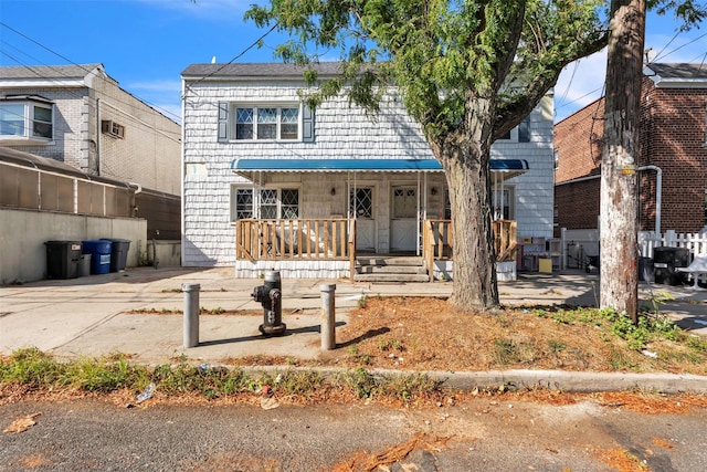 view of front of property featuring covered porch