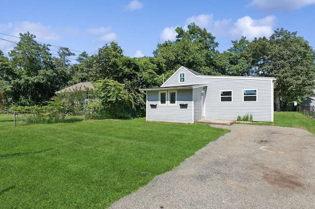 view of front of house featuring a front lawn