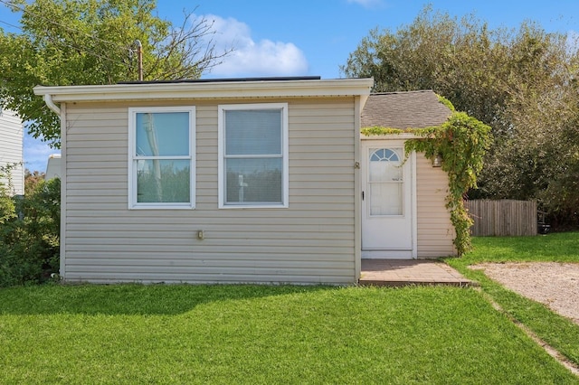 view of front of home featuring a front lawn