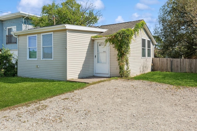 view of front facade featuring a front yard