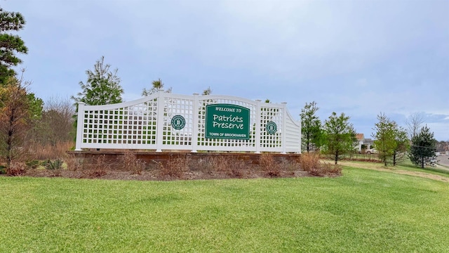 community / neighborhood sign with a lawn