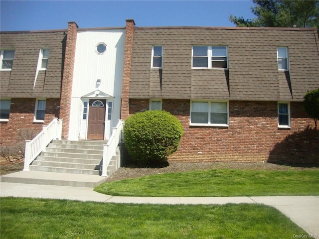 view of front facade featuring a front yard