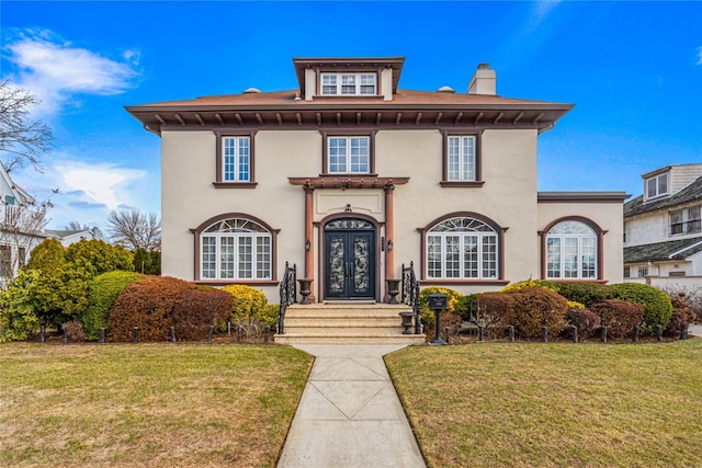 view of front of property featuring a front lawn