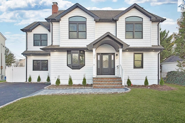 view of front of property featuring a front yard