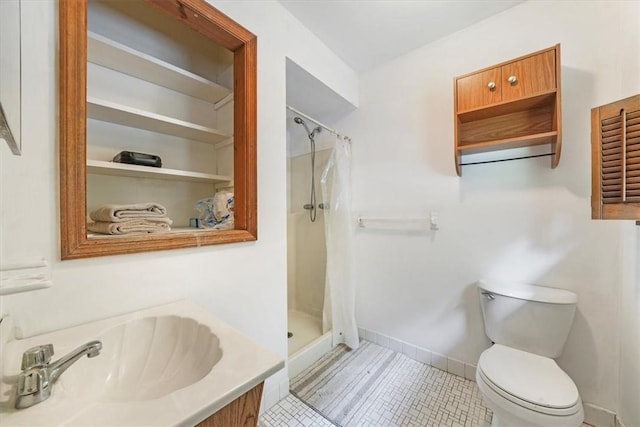 bathroom featuring a shower with curtain and toilet