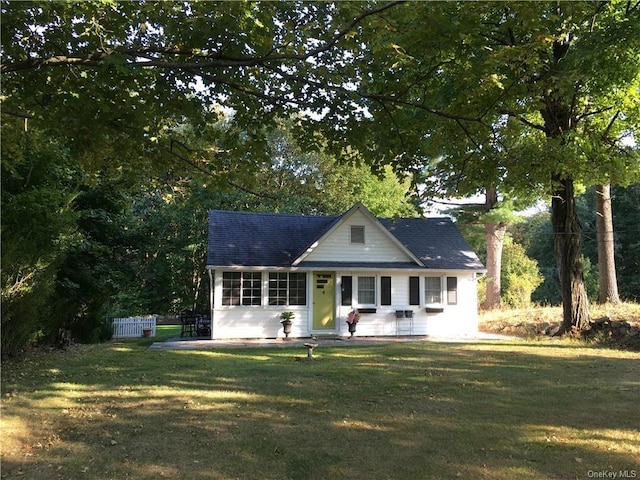 view of front facade featuring a front yard