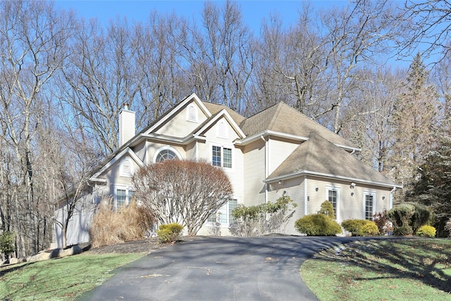 front facade featuring a front lawn