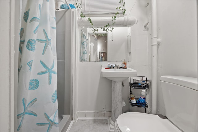 bathroom with a shower with curtain, toilet, and sink