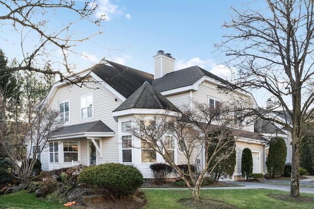 view of front of home featuring a front yard