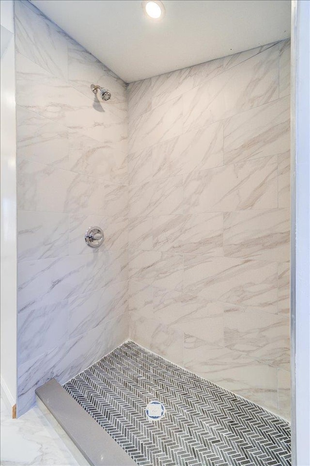 bathroom featuring a tile shower